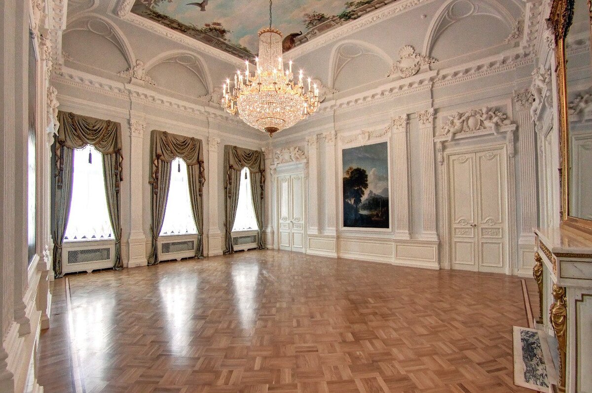 Особняк ведет свою историю от XVIII века – первый дом здесь возвел прадед А. С. Пушкина, «арап Петра Великого» Абрам Ганнибал. Здание сохранило следы архитектурного проекта тех времен, однако интересно, прежде всего, воссозданными интерьерами XIX в. 