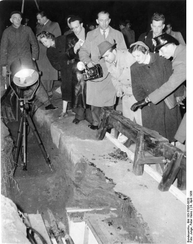 Представители прессы осматривают обнаруженное место прослушки/ © Bundesarchiv, commons.wikimedia.org