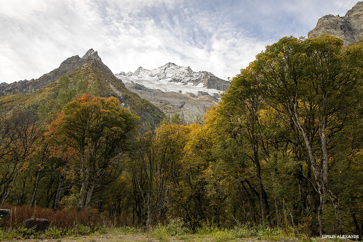 01 Путь к нему лежит по территории Тебердинского заповедника: начинается из центра поселка Домбай и ведет через ущелье Домбай-Ульген.  