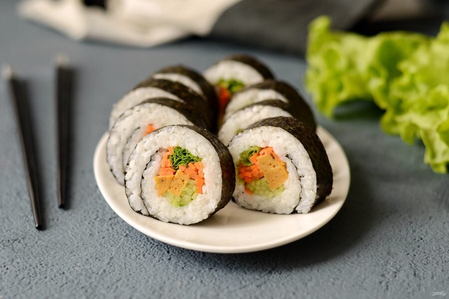 Корейские роллы кимпаб. Корейская еда кимпаб. Корейский кимбап. Кимбап с кимчи. Самгак кимбап.