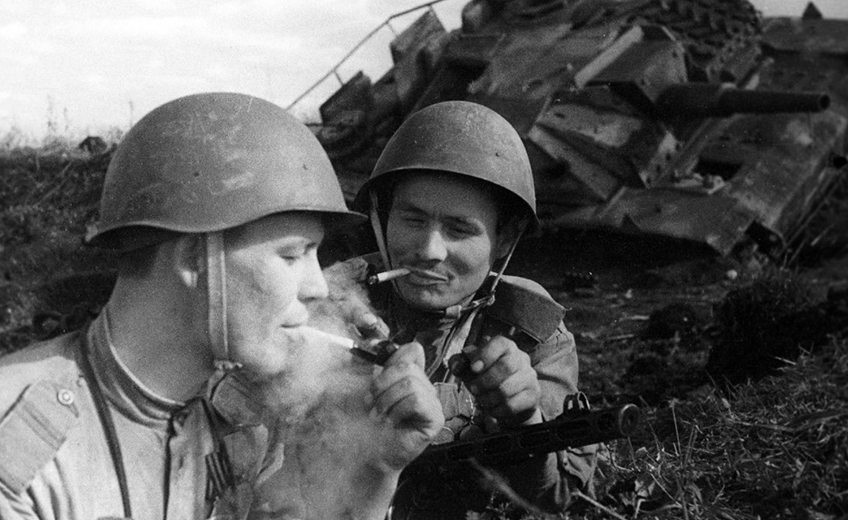 Советский солдат курит