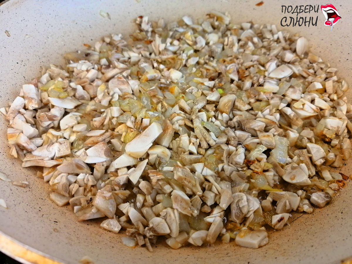 Грибы отправляем к луку