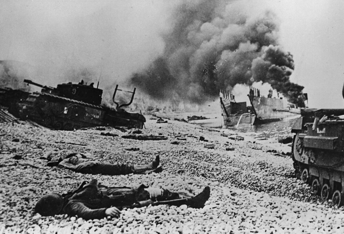 Уничтоженные танки "Черчилль" на пляже Дьеппа