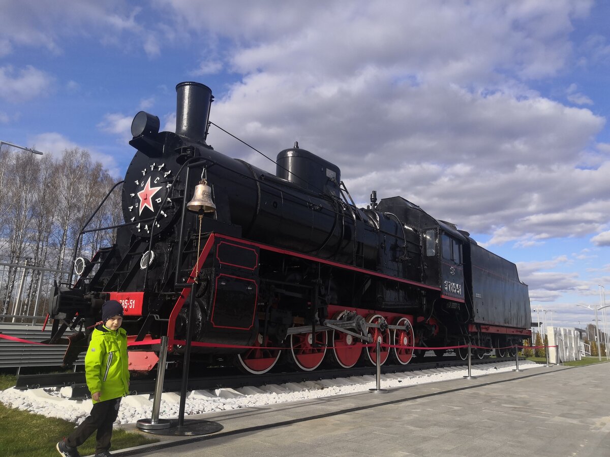 Памятник - паровоз на ж/д станции