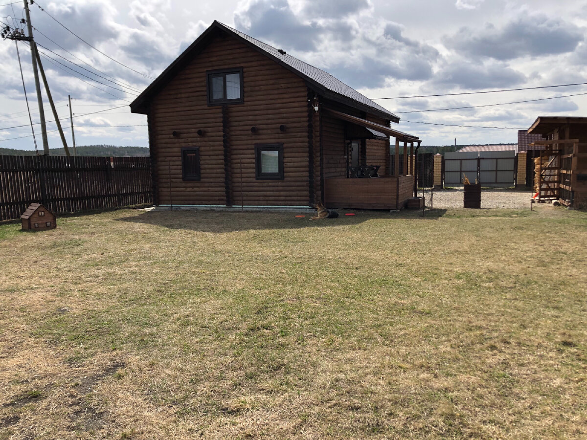 Основные постройки тоже требуют внимания, нужно запланировать покраску дома 