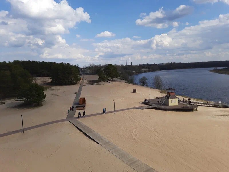 Вид на пляж в парке "Сосновый бор" со смотровой башни.