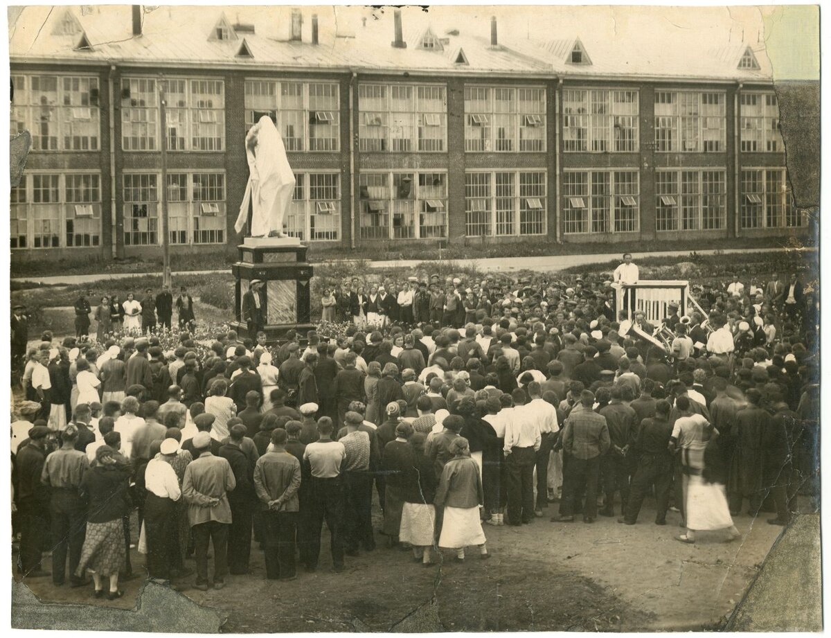 Фотография черно-белая. Владимир. Торжественный митинг_ посвященный открытию памятника В.И. Ленину на территории завода. Из собрания ГВСМЗ