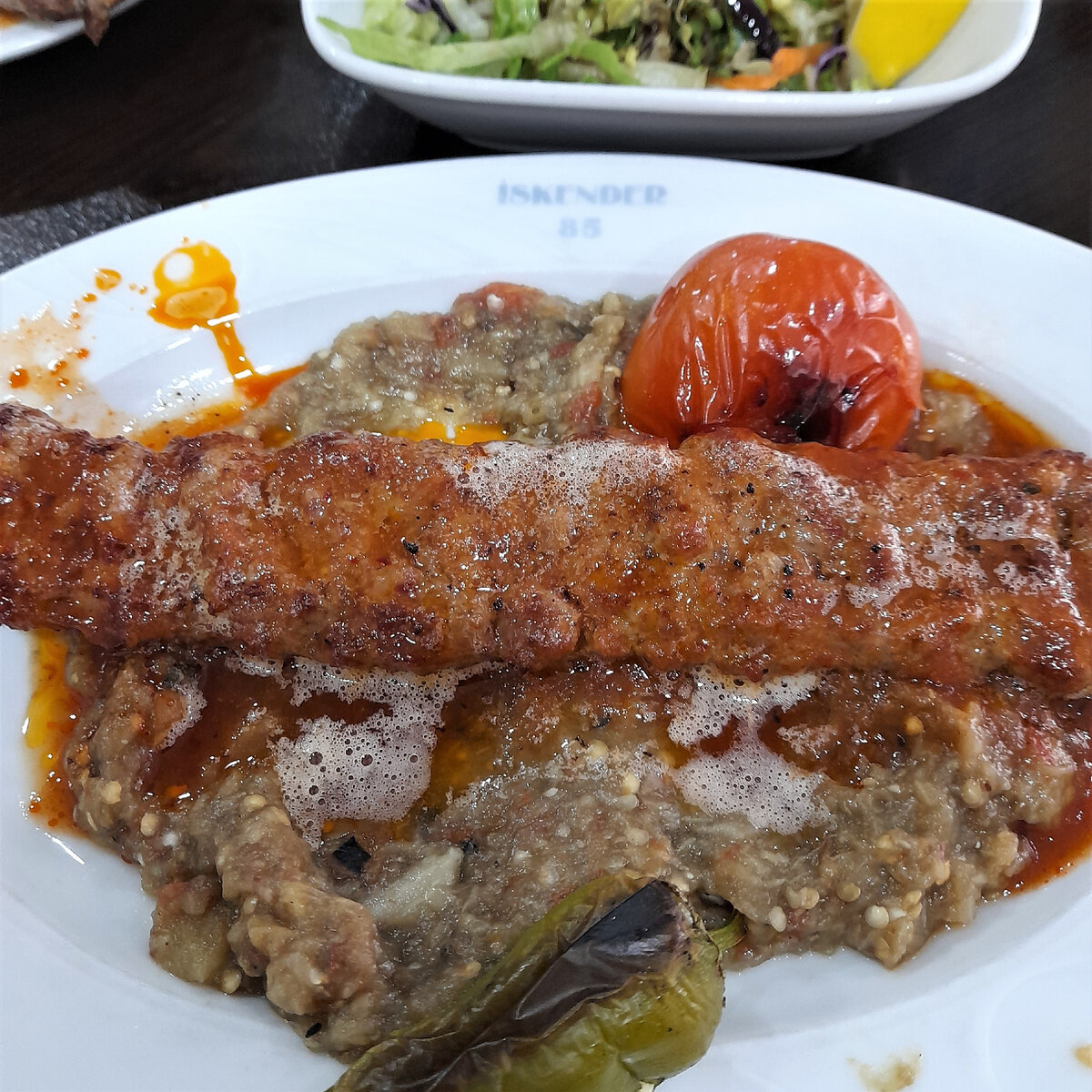 Кебаб на подушке из пюре из баклажан