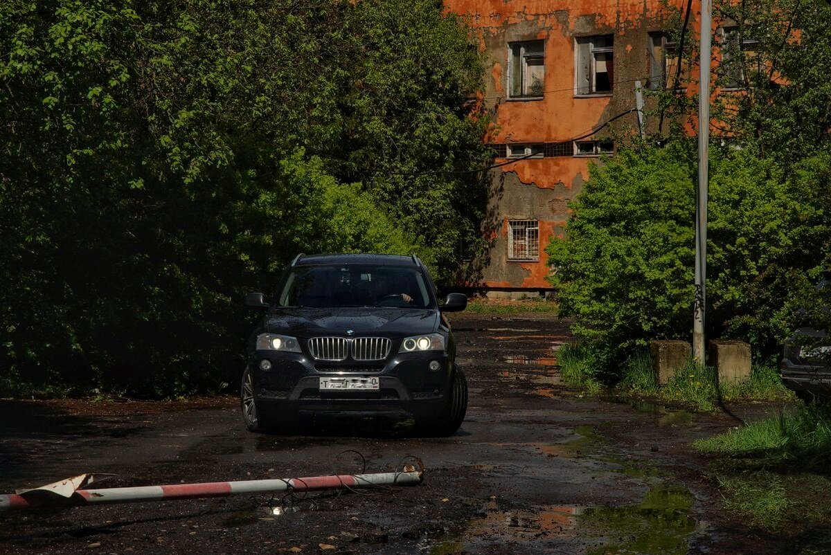 Человек просил не снимать, но в итоге договорились что я замажу номера. Но как можно устоять и не снять такой наглядный контраст из серии "блеск и нищета"