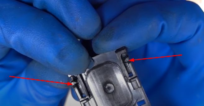 Защелки на крышке крупным планом