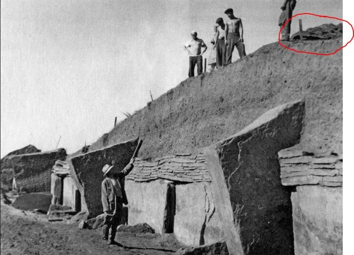 Кажется, что сверху лежит такая же плитка как внизу.. Забыли скрыть? Возможно, что перед началом "фотоссесий" пирамиду специально облепили грязью, чтобы ни у кого не возникло вопроса о пирамиде на территории СССР. Изображение взято из открытого источника  