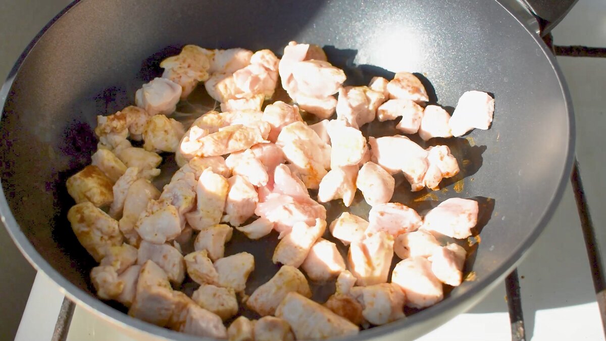куриные кусочки на сковороде