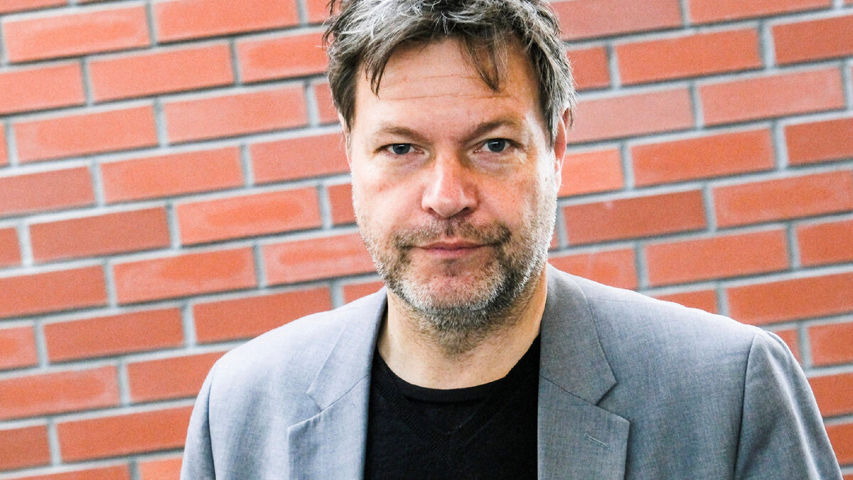 Не важно, что я похож на бомжа. Не буду мыться и бриться -буду экономить. Получи Путин!