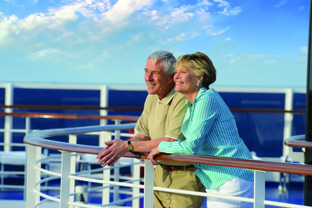 Бабушки путешествуют. Пенсионеры на круизном лайнере. Круизы для пенсионеров. Пожилые люди на палубе. Счастливые пенсионеры.