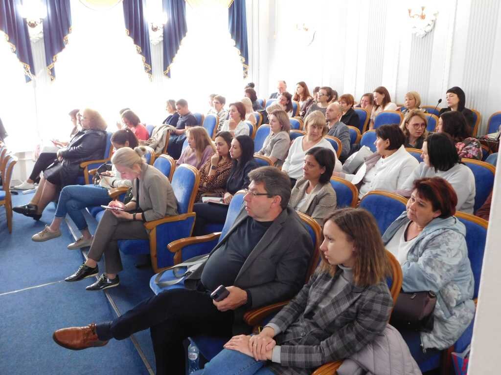 Ольга Николаевна, на дискуссию о развитии СПО приехали посланцы десятков профессиональных образовательных учреждений края. Такое ощущение, что они разные не только по сферам, для которых готовят специалистов, но и по представлениям о своей роли в этой подготовке…

- Конечно! Ведь эти учебные заведения – разные по «продвинутости». Есть группа лидерская, которая понимает современные требования и подходы, способы работы, которые могут помочь учебному заведению занять достойное место в современной системе подготовки кадров. В этой группе можно назвать Уярский сельскохозяйственный техникум, Красноярский политехнический техникум, Красноярский колледж сферы услуг и предпринимательства и целый ряд других учреждений СПО…

Вторая группа учебных заведений – это те, у кого есть желание, есть некоторые наработки, формируются команды, но они пока не столь сильны, чтобы выйти в лидеры. За счёт чего учебное заведение становится лидером? За счёт востребованного проекта, актуальной тематики или за счёт уникальной образовательной программы – разные подходы могут быть в этой ситуации.

И есть третья группа учебных заведений, представителей которой мы тоже пригласили на стратегическую сессию. Они как работали ранее, так и работают, у них пока нет внутренней потребности следующего шага развития. Что такое развитие? Это постановка сверхзадачи. Это разработка амбициозного плана. Это умение подобрать людей, которые мотивированы эту задачу решать…

На стратегическую сессию «Инновационная деятельность в СПО» мы пригласили все три группы образовательных учреждений. Для меня всегда очень важно самоопределение учебного заведения: вы в какой системе координат, вы претендуете на лидерскую или на традиционную позицию?


Какова роль экспертов из Москвы, специально приглашённых для проведения этой сессии?

- Мы пригласили ведущих экспертов России в области СПО. Они смотрят, кто из учреждений Красноярского края способен выйти на статус федеральной инновационной площадки (ФИП)? Это тот, кто может описать свою практику работы и разработать необходимые норматиные акты, чтобы этой практикой могли воспользоваться другие учебные заведения. Не просто образец опыта, а способность его масштабировать. Это очень непростая задача. Такие ФИПы нужны потому, что в России есть много учреждений с уникальными экспериментальными программами СПО. Задача – переложить их опыт в массовую практику. Именно эту позицию удерживал наш основной модератор, научный руководитель Института проблем образовательной политики «Эврика» Александр Изотович Адамский.



Его коллега, Светлана Брониславовна Крайчинская особо важна на нашей сессии как специалист системы СПО, она – заместитель генерального директора «Агентства развития профессионального мастерства (Ворлдскиллс Россия)» по подготовке кадров, директор Академии Ворлдскиллс Россия. Самое главное – она хорошо знает рынок, мировые стандарты подготовки кадров, федеральную систему профессионального образования.
Ранее система СПО всегда была замкнута на себя: сами учили, сами оценивали, сами выпускали – как-то жили по КЦП (контрольные цифры приёма) – и всё. А сегодня – новые технологии, новые требования, сегодня надо выпускать «продаваемых» молодых специалистов, чтобы бизнес был заинтересован их заполучить. Поэтому мы рады, что у нас на сессии присутствовали высококвалифицированные эксперты федерального уровня.

А нужно ли «тянуть за уши» тех, кто ещё не готов? Александр Изотович говорил на пленарном заседании, что даже в целом на рынке, в нынешней российской экономике только часть предприятий работает в конкурентной среде и реально заинтересована в высококвалифицированных молодых специалистах с широким набором компетенций. Многие же компании и предприятия у нас сейчас процветают за счёт лоббистских возможностей и успешность меряют не качеством своей продукции и квалификацией сотрудников, а умением выстраивать «неформальные отношения» с заказчиками…

- Если мы выпускаем кадры, которые имеют слабое представление о будущей работе, за время обучения не погрузились в профессию и не понимают, как двигаться по карьерной лестнице, мы же тогда никогда на экономику края неповлияем! Если человек чему-то научился, куда-то устроился и как-то работает – у него нет интереса в жизни, а у экономики страны нет интереса к нему. А ведь на обучение этого человека пошли немалые государственные деньги!

То же самое и с преподавателями, с мастерами – если человек из года в год делает неизменно одно и то же, у него нет развития, нет творчества, он «выгорает» как профессионал. А творчество появляется, когда есть сверхзадача, когда ищешь её решение, часто – нестандартное… За таким преподавателем и студенты идут.

Т.е. задача и профобразования, и каждого человека в нём быть не объектом чьих-то решений и жизненных обстоятельств, а субъектом, формирующим решения и активно влияющим на эти обстоятельства?

- Конечно! В этом и состоит наша задача!

В Красноярске состоялась стратегическая сессия «Инновационная деятельность в среднем профессиональном образовании (СПО)». О её задачах и некоторых итогах «1-Line» побеседовал с заместителем министра образования Красноярского края Ольгой Никитиной.