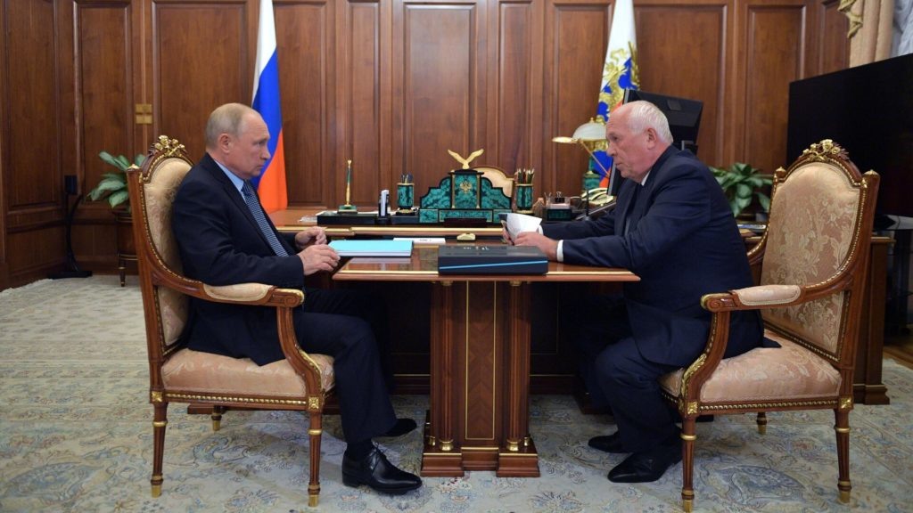 Владимир Путин и глава ГК «Ростех» Сергей Чемезов (встреча состоялась ранее)