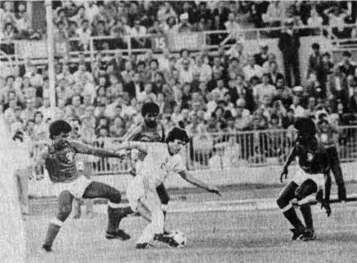 Атакует нападающий сборной СССР Сергей Андреев (в центре).