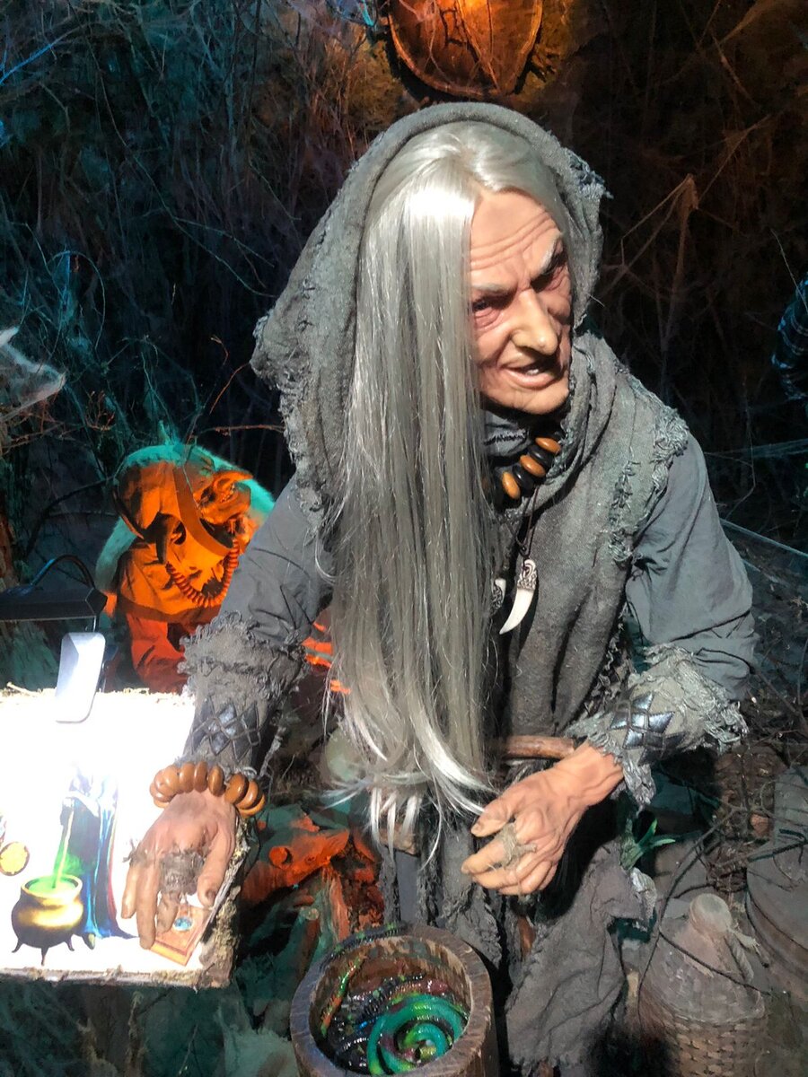 Уже готовит какое-то зелье в ступе