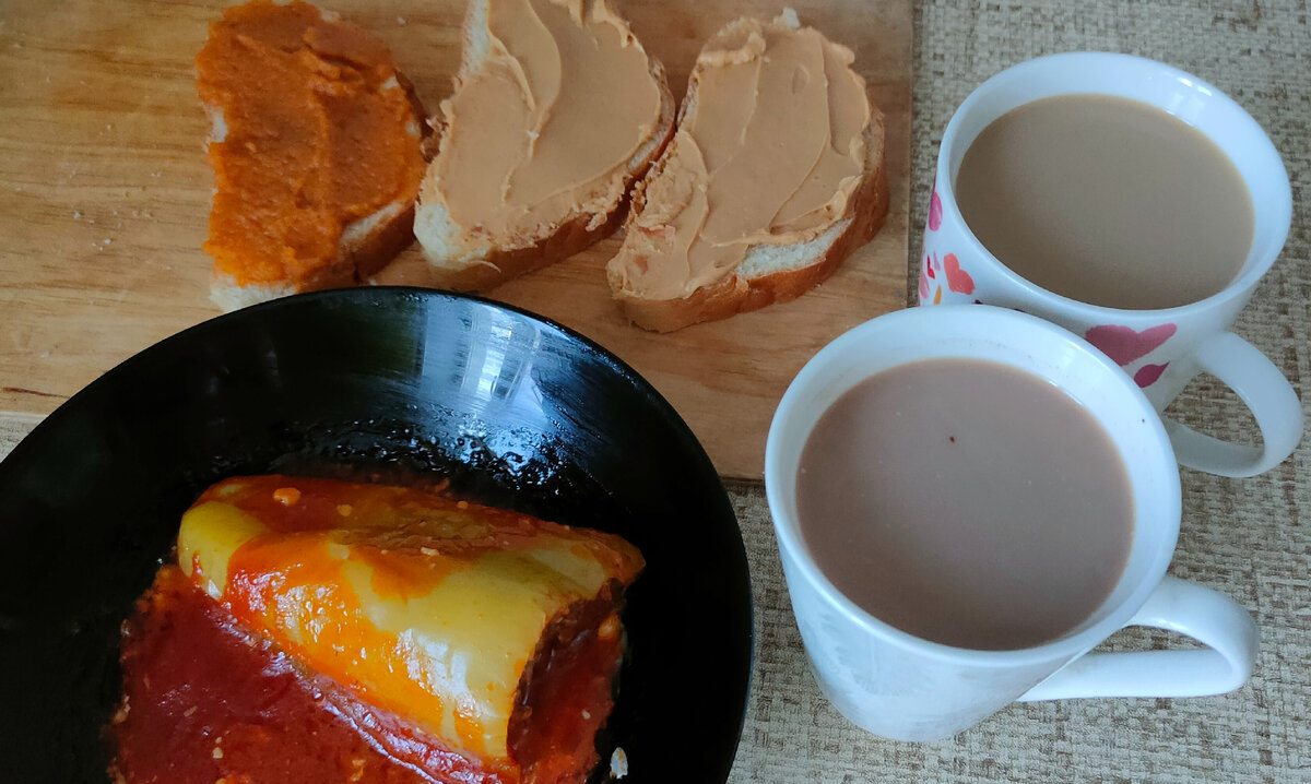 Бутерброд с кабачковой икрой и 2 бутерброда с арахисовой пастой. Перчик и кофе с молоком. 