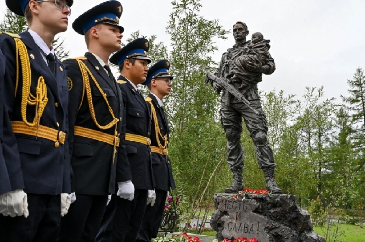    На Ямале открыли трехметровый памятник защитникам Донбасса