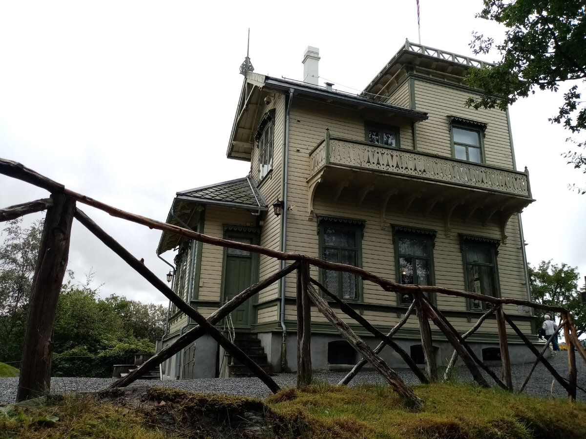 Дом Грига на небольшой горке. Фото автора 