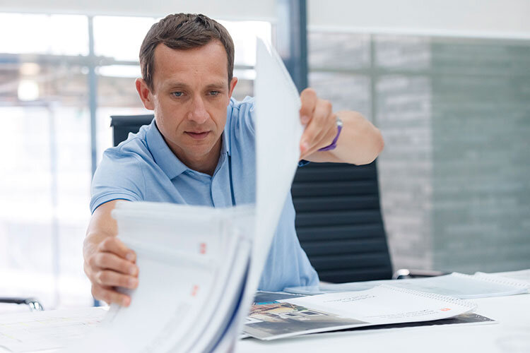 Айтишник за компьютером. Программист переехал. Программисты уезжают. Программист переехал. Портфель программиста.