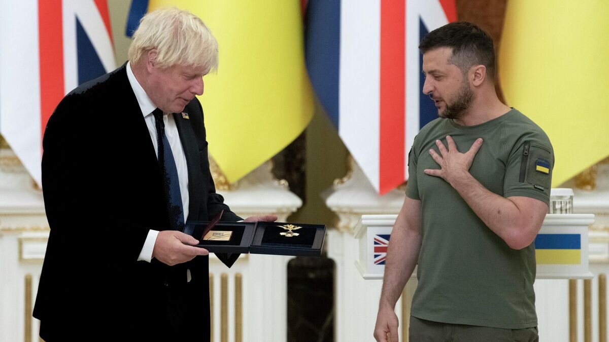    Президент Украины Владимир Зеленский и премьер-министр Великобритании Борис Джонсон во время встречи в Киеве© AP Photo / Andrew Kravchenko