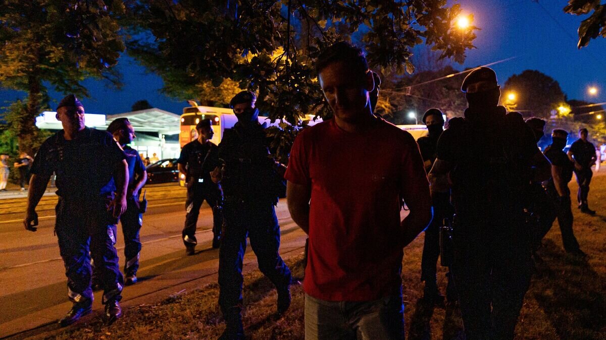    Сотрудники полиции задерживают протестующих против сноса монумента "Освободителям Риги"© РИА Новости / Стрингер