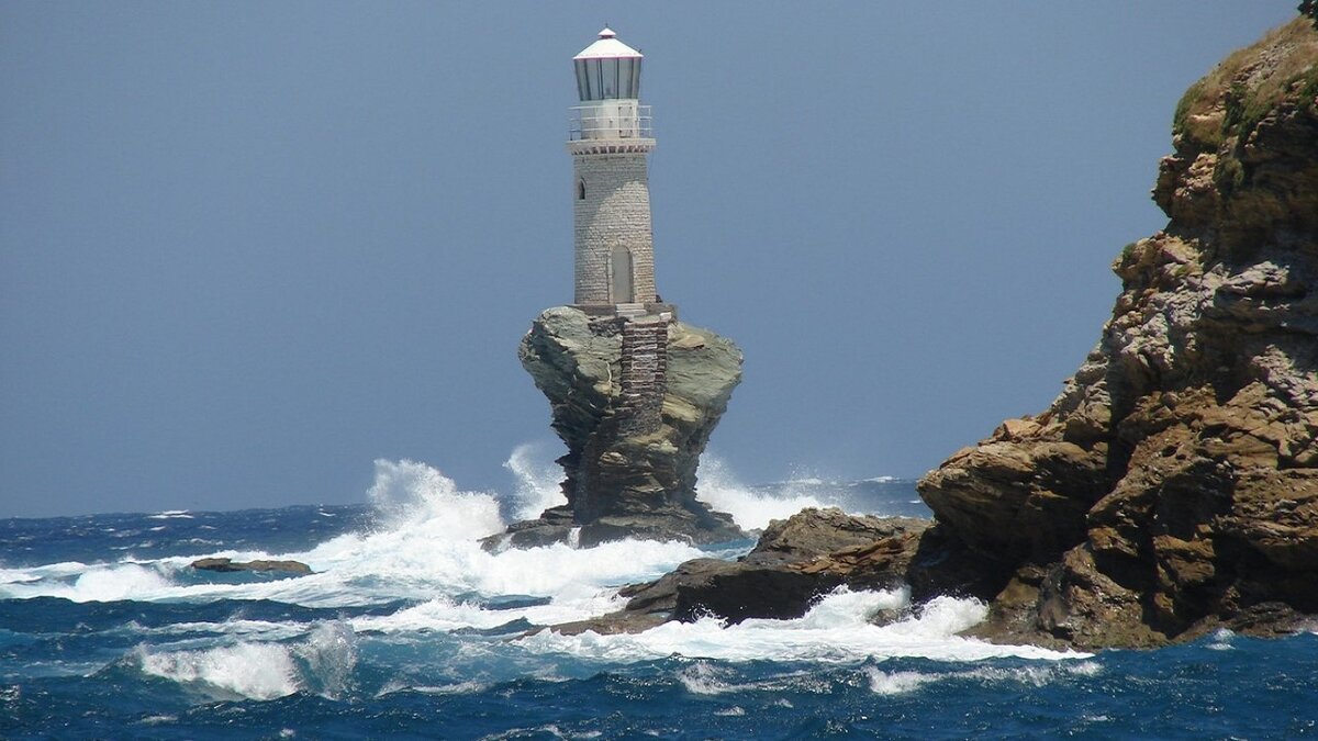 Маяк на скале в море