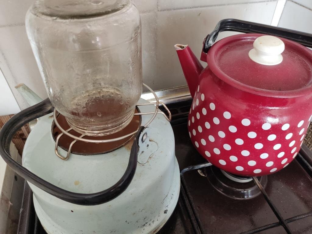 Так с заморочками стерилизуют банки над чайником.