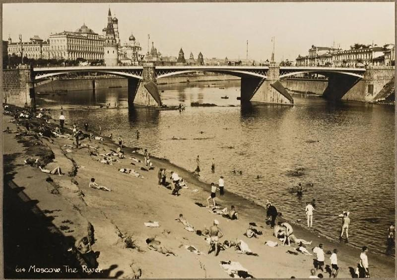 Так выглядел самый обычный пляж на берегу Москвы-реки в 20-е, 30-е и 40-е годы.