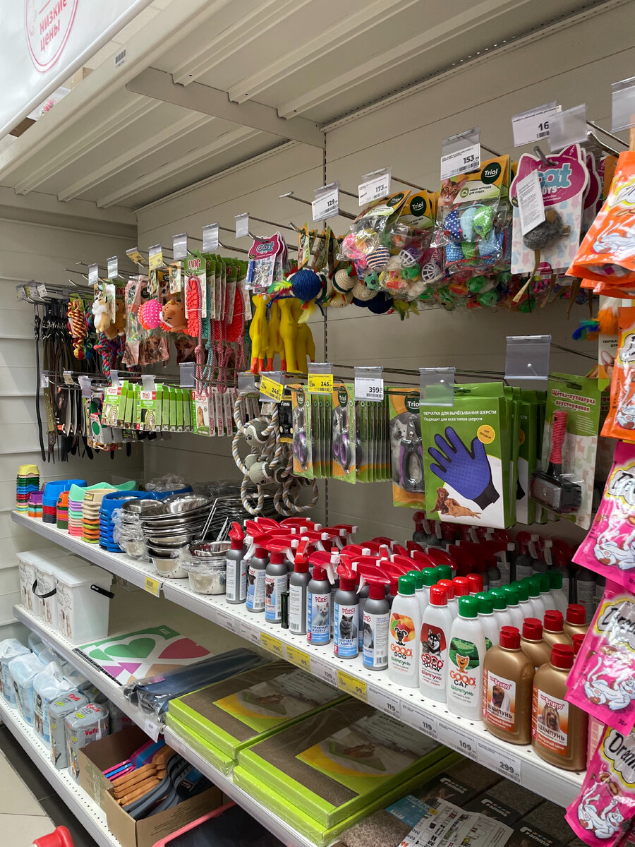 Раньше тут были узкие полки и все было завалено товарами. Кошачьи вперемешку с собачьими лежали.