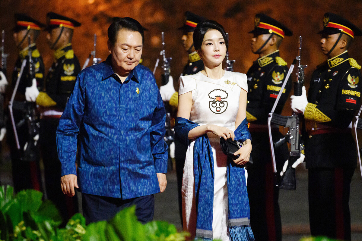     Лучшие выходы первой леди Южной Кореи, которая в 50 лет выглядит как фарфоровая кукла