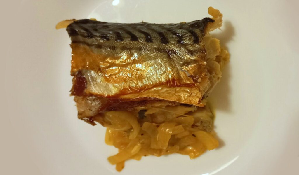 Запеченная скумбрия на луковой подушке с куркумой и перцем - сплошная польза