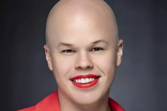    Американского чиновника-трансгендера Бринтона поймали на краже чемодана с женской одеждой