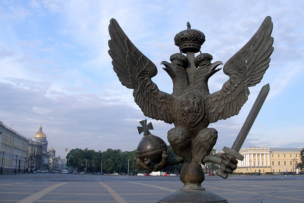 Двуглавый орел на Дворцовой площади. Санкт-Петербург
