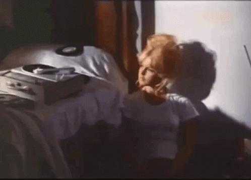 Бесконечно можно смотреть на огонь, воду и Брижит Бардо, слушающую винил