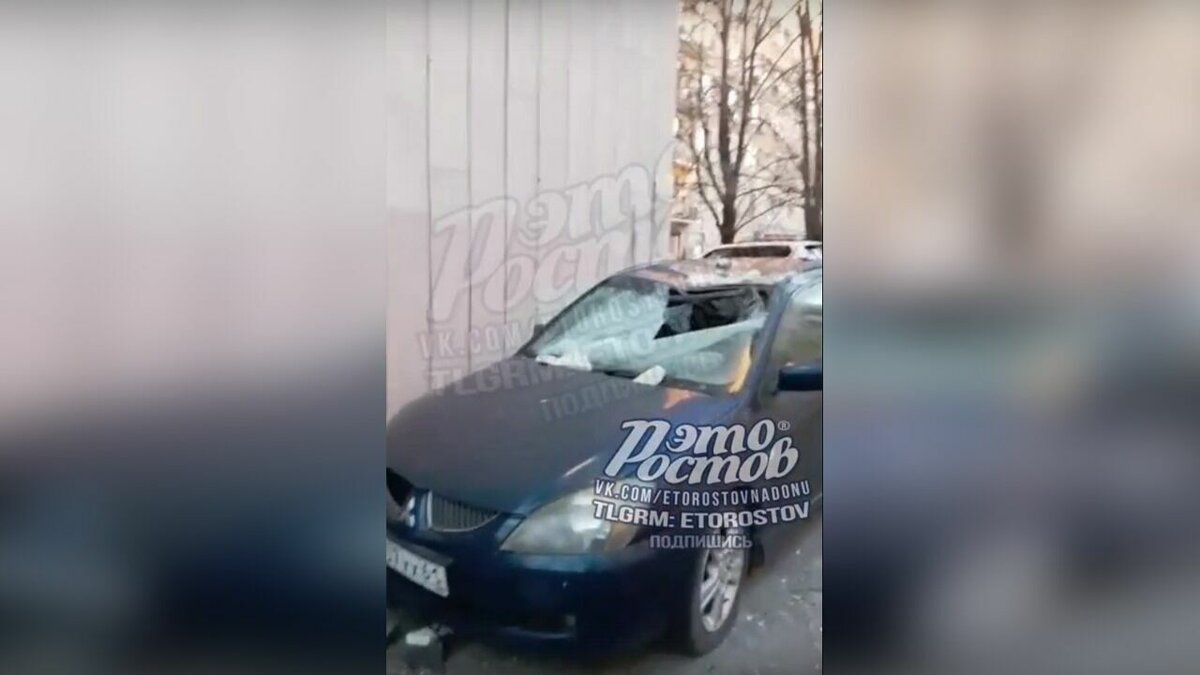     В Ростове-на-Дону на припаркованный автомобиль упала часть облицовки дома и повредила его, сообщили очевидцы в соцсети «ВКонтакте».