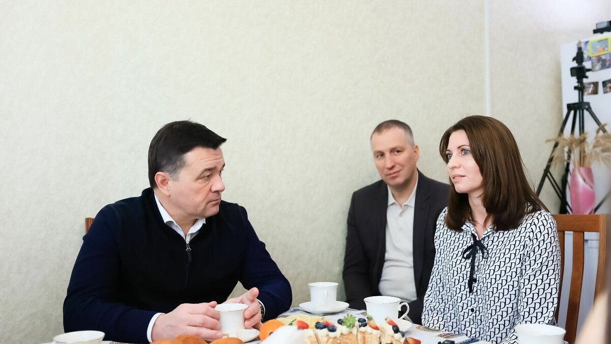     Губернатор Московской области Андрей Воробьев встретился в неофициальной обстановке с женами офицеров одной из войсковых частей воздушно-десантной дивизии, дислоцированной в регионе. Сейчас военнослужащие находятся в зоне проведения специальной военной операции.