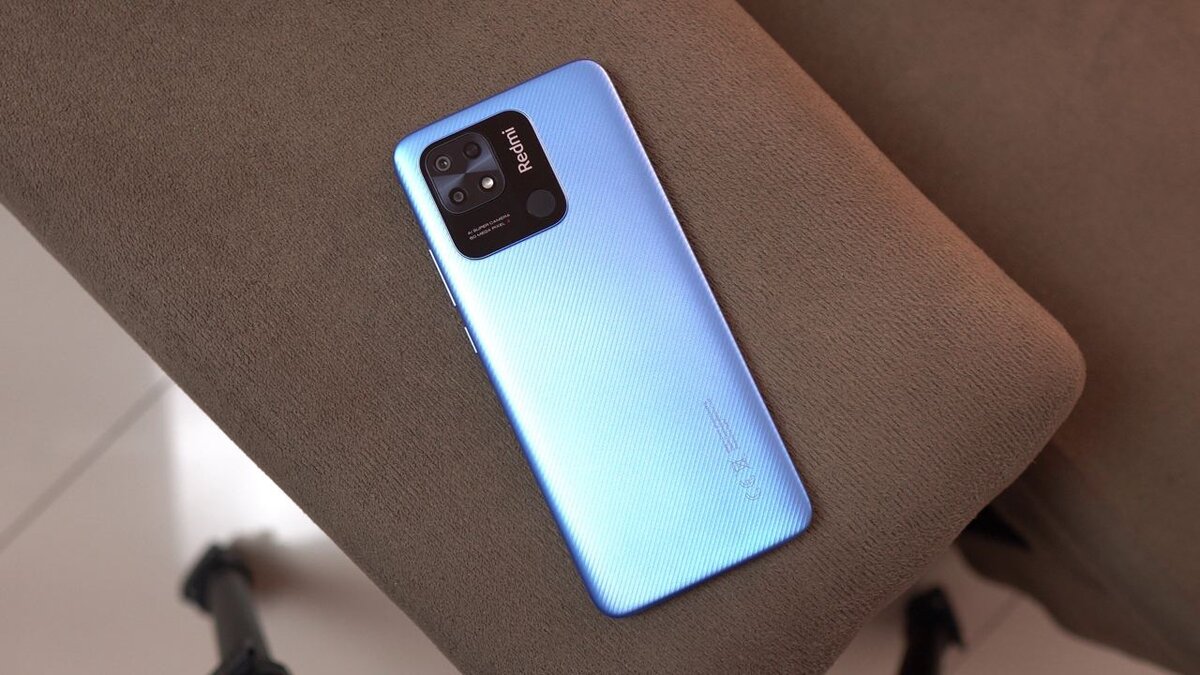    Смартфоны изготовлены из стандартных для бюджетных устройств материалов. На снимке Redmi 10C. Фото: techxreviews.com