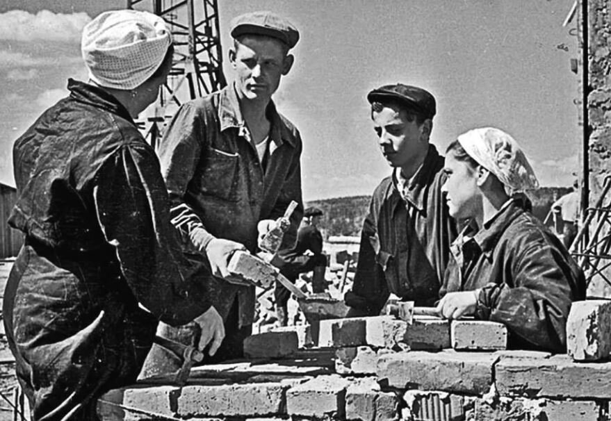 Школьников знакомят с работой на стройке, СССР  (иллюстрация из открытых источников)