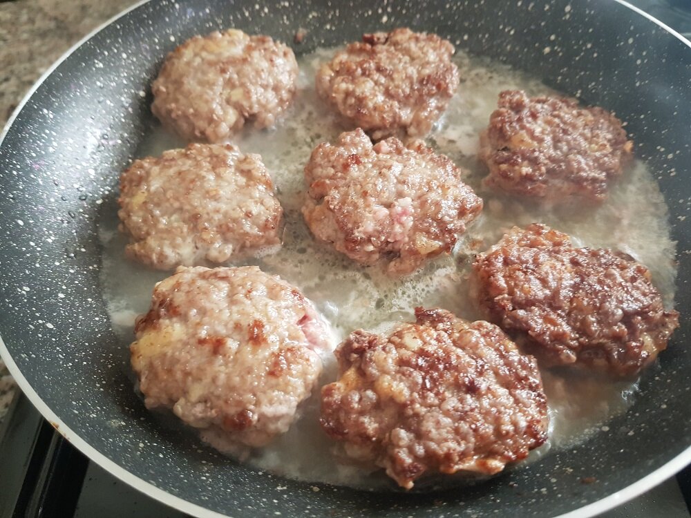 Телячьи котлетки жарятся.