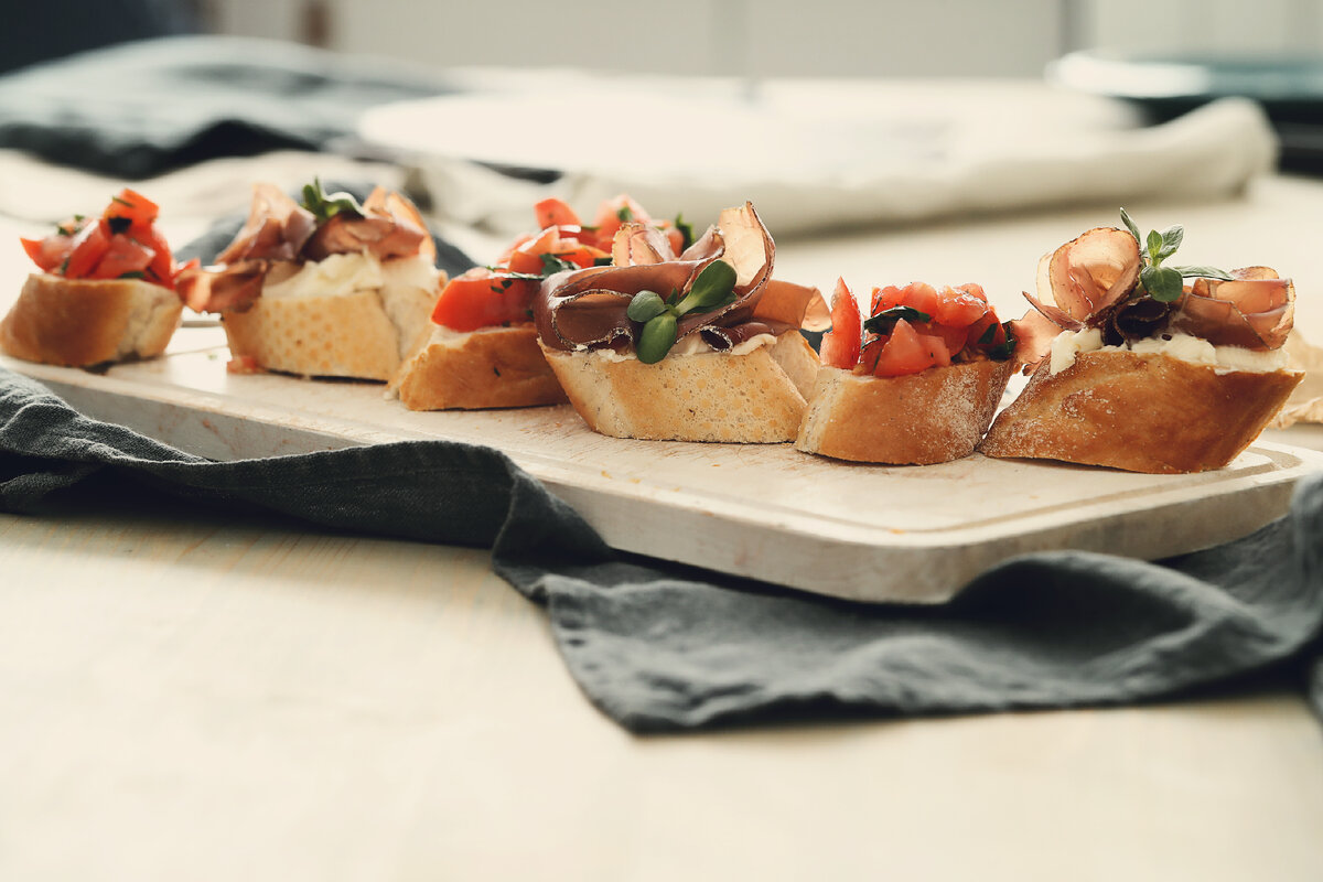 <a href="https://ru.freepik.com/free-photo/bacon-snacks-traditional-spanish-tapas_10213683.htm#query=tapas&position=1&from_view=search&track=sph">Изображение от Racool_studio</a> на Freepik