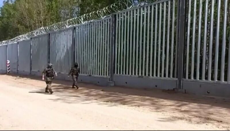 Забору на границе откровенно завидуют в США, именно такой сносили на учениях российские и белорусские военные на учениях
