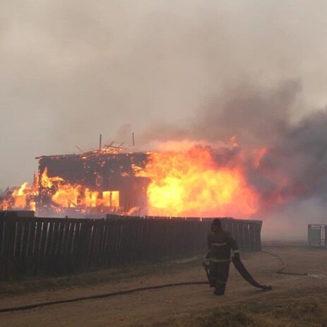 Начальника дежурной смены службы пожаротушения 7-го пожарно-спасательного отряда ГУ МЧС России по Иркутской области предстанет перед судом за халатность, которая стала причиной гибели двоих человек. Об этом сообщает пресс-служба СУ СКР по региону.
