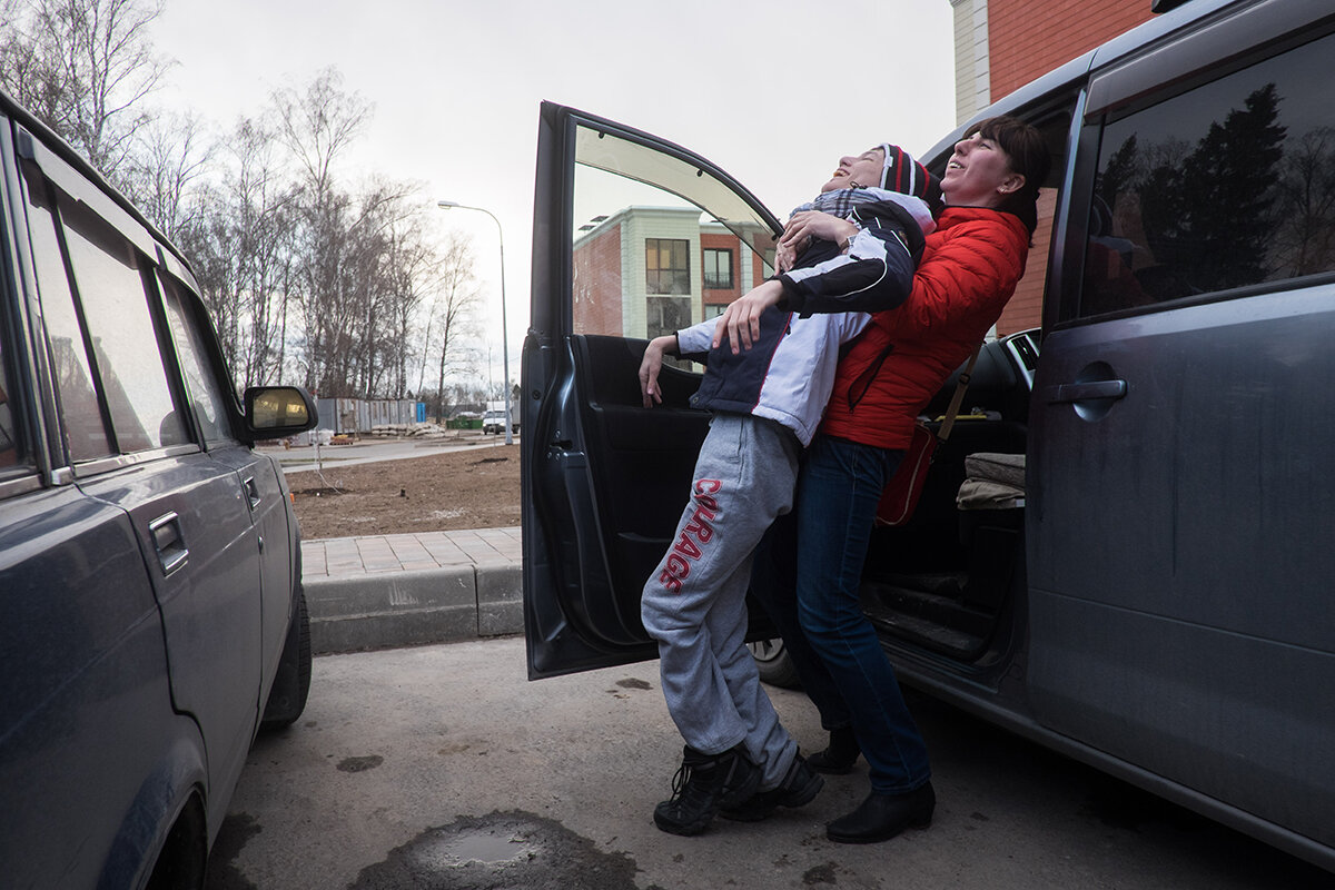 Татьяна делает Денису растяжку спины после длительной поездки Фото: Дмитрий Земляных