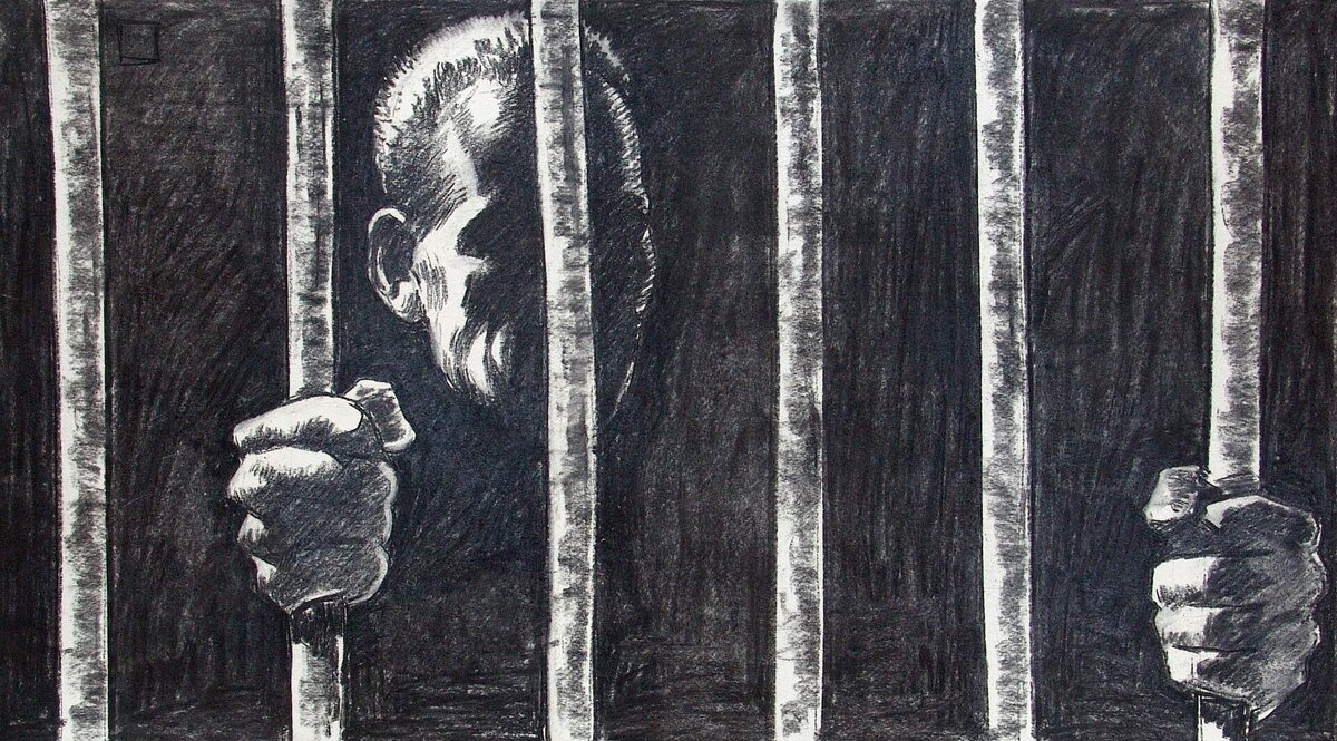 За решеткой