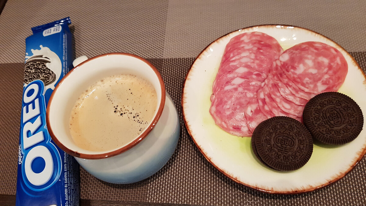 Колбаса "Сальчичон" и печенье OREO.