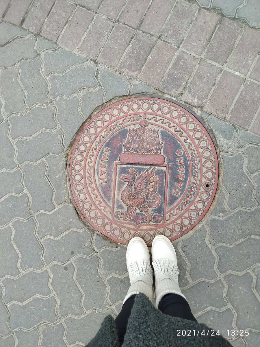 Красивая крышка люка