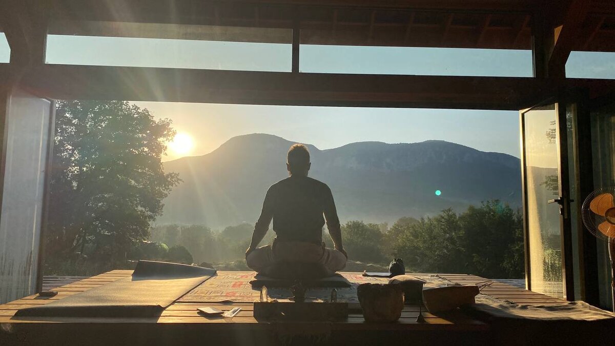 Утренняя медитация в ретрит центре
